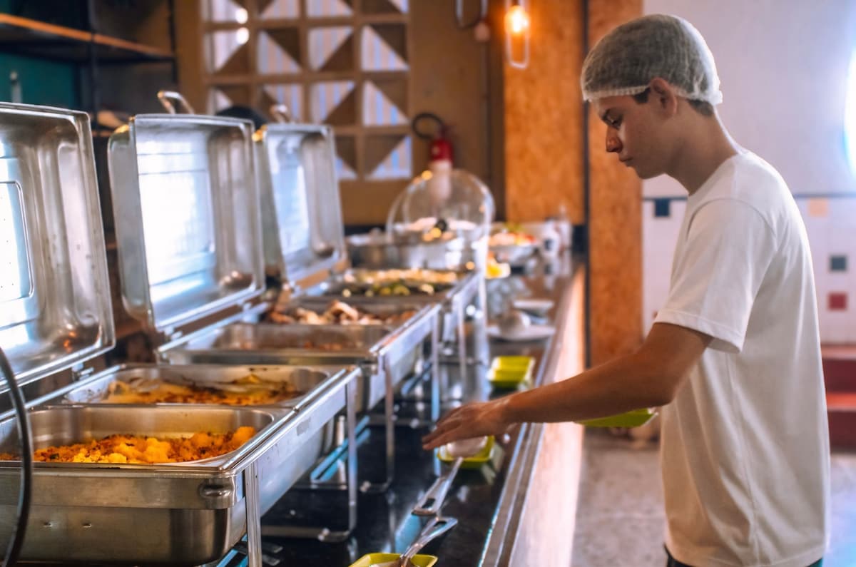 Aluno se servindo no buffet da cantina